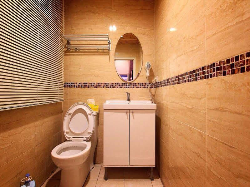 Hostel Feng Chia House Taichung Exterior foto